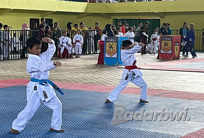 BERTEMU LAGI: Atlet karate bertanding di kelas kata perorangan dalam Kejurkab Karate Banyuwangi di GOR Tawangalun, Minggu (21/8) lalu. (Fredy Rizki/Radar Banyuwangi)