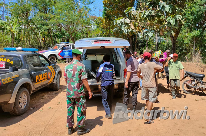 DIUSUNG: Jenazah RF, warga Desa Cangkring, Kecamatan Beji, Kabupaten Pasuruan dievakuasioleh warga Dusun Kerpang, Desa Curahtatal, Kecamatan Arjasa, Kamis (11/8) lalu. (Humaidi/Radar Situbondo)