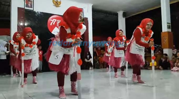 PEDULI LINGKUNGAN: Peserta lomba mengenakan pakaian daur ulang dari bahan bekas. (Hendro For RadarBanyuwangi.id)