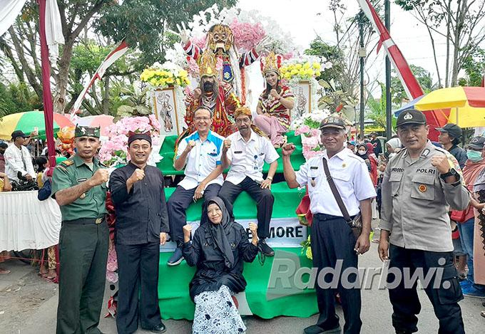 MERIAH: Camat Glenmore Gatot Suyono (duduk kanan), Direktur Utama PT IGG Yus Martin (duduk kiri) bersama Forpimka Glenmore dengan salah satu peserta karnaval budaya, Rabu (24/8) siang. (Irham Muzaki/Radar Genteng)