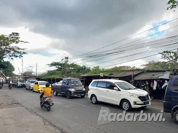 RAWAN MACET: Jalan di depan penjual pedagang loak di Dusun Cangaan, Desa Genteng Wetan, Kecamatan Genteng setiap hari macet dengan antrean kendaraan yang panjang, Senin (8/8). (Irham Muzaki/Radar Genteng)