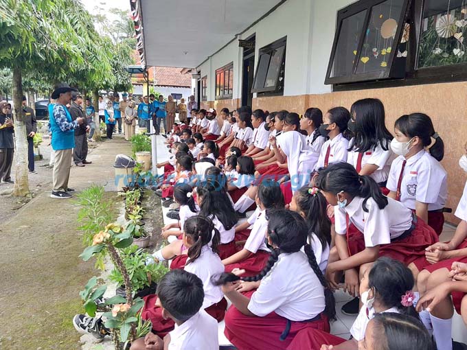 EDUKASI: Korsda Bangorejo bersama perwakilan IAI Darussalam Blokagung, Banyuwangi sosialisasi Program Sekardadu pada siswa SDN III Kebondalem, Kecamatan Bangorejo, kemarin (15/8). (Muzaki/RadarBanyuwangi.id)