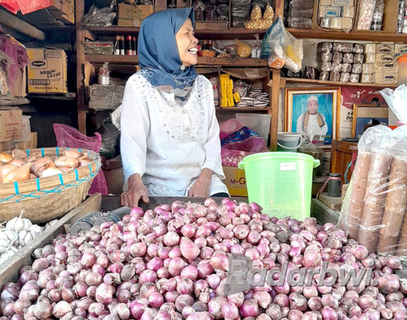 TERSEDIA: Stok penjual bawang merah melimpah hingga harga di Pasar Genteng 1, Desa Genteng Kulon, Kecamatan Genteng anjlok, Selasa (9/8). (Irham Muzaki/Radar Genteng)