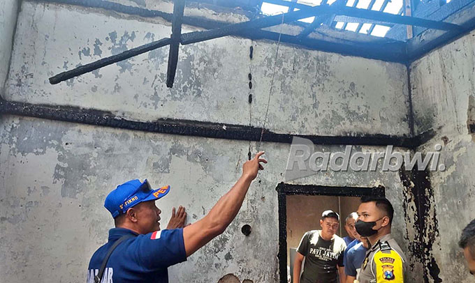 HANGUS: Rumah milik Siyama di Dusun Terongan, Desa Kebonrejo, Kecamatan Kalibaru yang ludes terbakar pada Sabtu (20/8) lalu. (Polsek for Radar Banyuwangi)