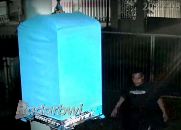 MENGENDAP: Pencuri burung Jalak Bali terekam dalam CCTV saat beraksi di rumah Ferdi Wijaya di Dusun Lidah Desa/Kecamatan Gambiran pada Senin malam (8/8). (Ferdi for Radar Genteng)