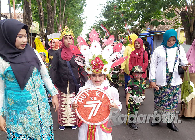 KARNAVAL: Siswa TK dan KB Gugus 02 berpawai didampingi oleh ibunya pada Sabtu sore (27/8). (Gugus 02 for RaBa)