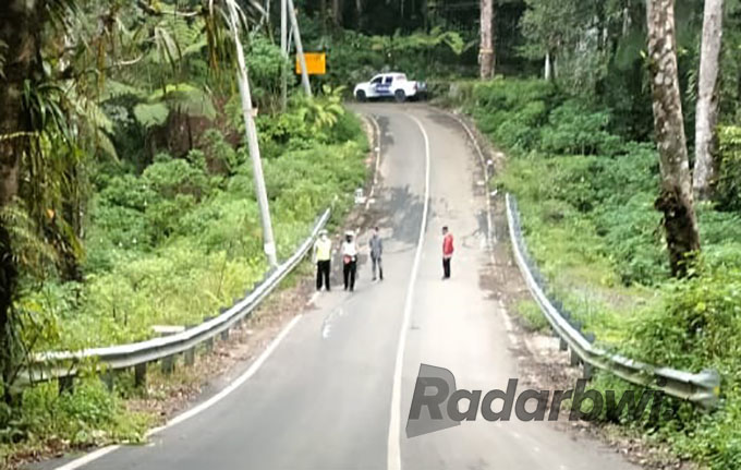 SURVEI: Anggota Satlantas Polresta Banyuwangi mengecek lokasi kecelakaan di jalur Erek-Erek, Desa Tamansari, Kecamatan Ijen, Senin (22/8). (Polresta BWI for Radar Banyuwangi)