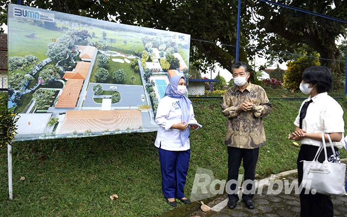 KONSULTAN ASING: Mr Keiji Arai saat meninjau lokasi pembangunan gedung rawat inap Geriatri di RSU Bhakti Husada, Krikilan, Kecamatan Glenmore. (Rustida for Radar Genteng)