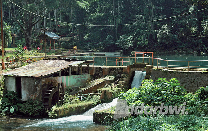 RUSAK: Turbin yang dulu dibuat warga untuk mengaliri listrik di Afdeling Sumbersalak, Kebun Jatirono, Desa Karangharjo, Kecamatan Glenmore kini rusak dan mangkrak. (Salis Ali/Radar Genteng)