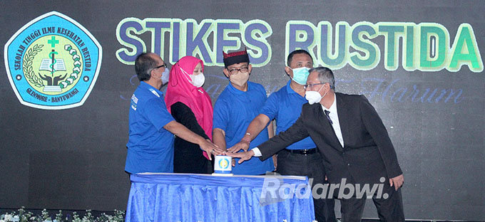 SIMBOLIS: (dari kiri) Komisaris Rolas Nusantara Medika drg. Doni Soewoyo; ketua STIKES Rustida Haswita S.Kp., M. Kes;, Direktur Rolas Nusantara Medika dr. I Wayan Sulianta; Kabid SDK Dinkes Banyuwangi Soedarto Setyo, dan ketua Yayasan Rustida Ir. H. Endan