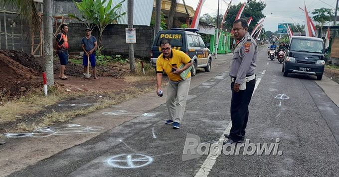 MENINGGAL: Anggota Unit Lantas Polsek Genteng melakukan olah TKP di jalan simpang tiga Dusun Blokagung, Desa Karangdoro, Kecamatan Tegalsari, Jumat (12/8) sekitar pukul 09.00. (Salis Ali/Radar Genteng)