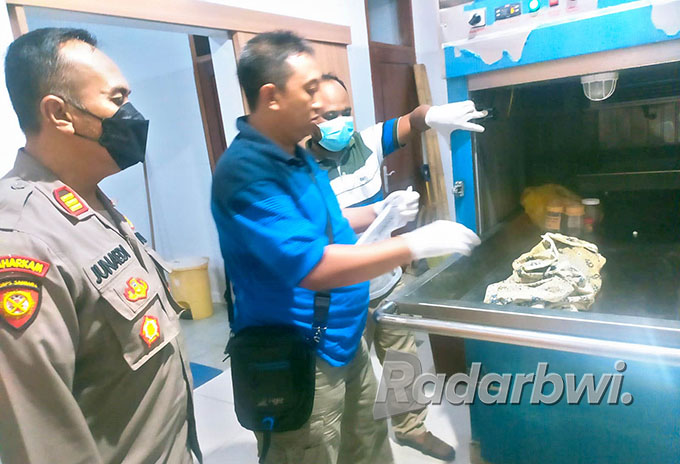 CEK: Petugas Inafis Polresta Banyuwangi melakukan identifikasi pada mayat bayi yang ditemukan di sungai Dusun Komis, Desa Wonosobo, Kecamatan Srono, Jumat (12/8) lalu. (Salis Ali/Radar Genteng)