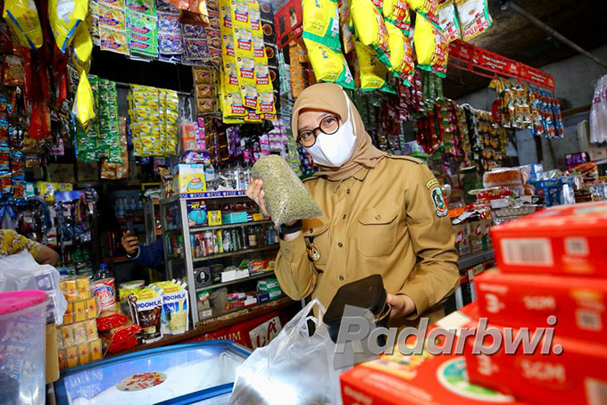 BERLANJUT: Bupati Ipuk membeli produk pangan di toko yang berlokasi di sekitar kediamannya di Kelurahan Kebalenan, Kecamatan Banyuwangi, dalam gerakan Belanja ke Pasar Tradisional dan UMKM periode Juli lalu. (Dini for Radar Banyuwangi)