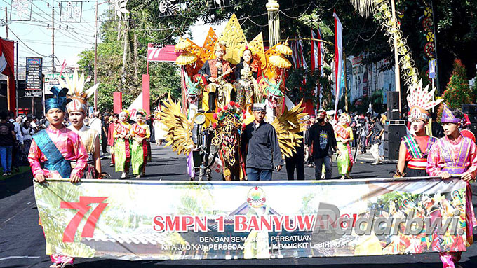 BHINNEKA TUNGGAL IKA: Kontingen peserta Karnaval Kebangsaan menampilkan busana khas berbagai daerah di tanah air, Sabtu (13/8) lalu. (Dini for Radar Banyuwangi)