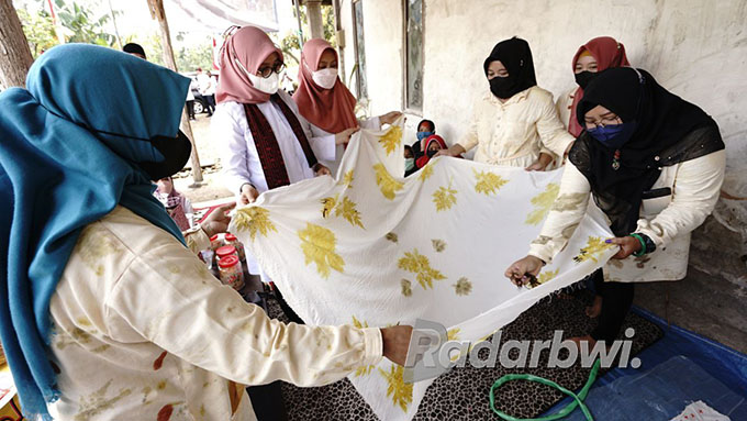 ESTETIK: Bupati Ipuk Fiestiandani meninjau usaha batik Kelompok Perempuan Hasta Karya Mandiri dalam rangkaian Bunga Desa di Kedungasri, Rabu (24/8). (Dini for Radar Banyuwangi)