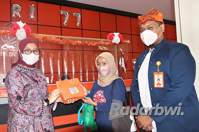 PEMULIHAN EKONOMI: Bupati Ipuk meninjau pelaksanaan program ongkir gratis di Kantor Pos Banyuwangi beberapa hari lalu. (Dini for Radar Banyuwangi)
