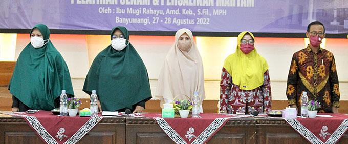 SEREMONIAL: Dari kanan, Ketua Stikes Banyuwangi DR H Soekardjo, Ketua IBI Banyuwangi Bdn Yulianingsih SST MMKes, Kaprodi Sarjana Kebidanan dan Profesi Bidan Desi Trianita SST MKes, dan narasumber pelatihan Mugi Rahayu STrKeb SFil MPH beserta tim pada sere