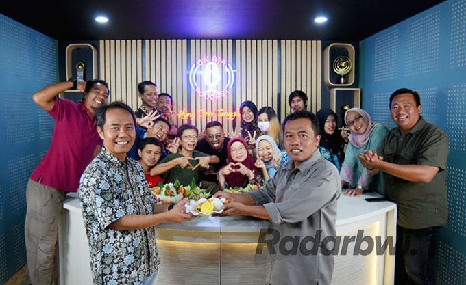 POTONG TUMPENG: Direktur JP-RaBa Samsudin Adlawi menyerahkan potongan tumpeng kepada Pemred Syaifuddin Mahmud dalam tasyakuran menandai beroperasinya studio baru Radar Banyuwangi TV. (Ramada Kusuma/Radar Banyuwangi)