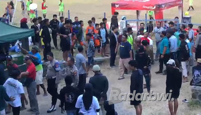 Petugas menghalau suporter yang hendak memasuki lapangan sepak bola di Stadion GMS Situbondo, Senin (12/9). (Humaidi/Radar Situbondo)