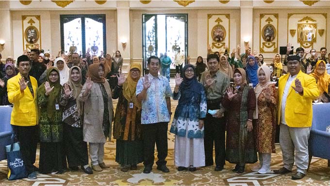 SALING SINERGI: Direktur UT Jember Dra Barokah Widuroyekti MPd, Kadispendik Banyuwangi Suratno, dan peserta workshop Merdeka Belajar yang mengusung tema ”Peran Komunitas Belajar dalam Menyongsong Transformasi Digital” di Hotel Aston Banyuwangi.