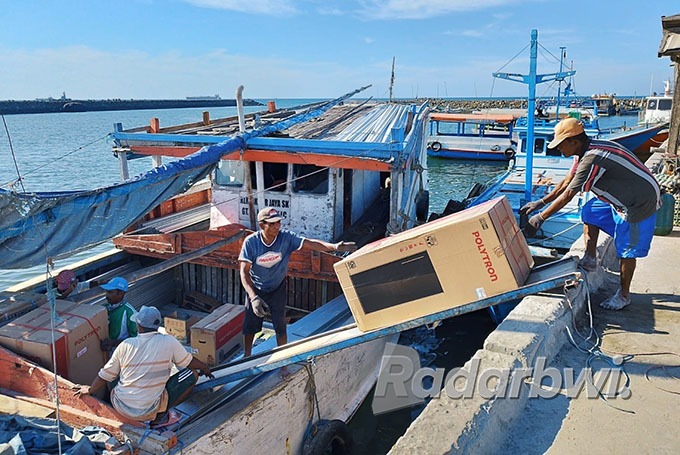 ONGKOS NAIK: Sejumlah pekerja mengangkut barang untuk dimuat ke kepal angkutan barang di Pelabuhan Kalbut, Selasa (27/9). (Bagus Rio/Radar Situbondo)
