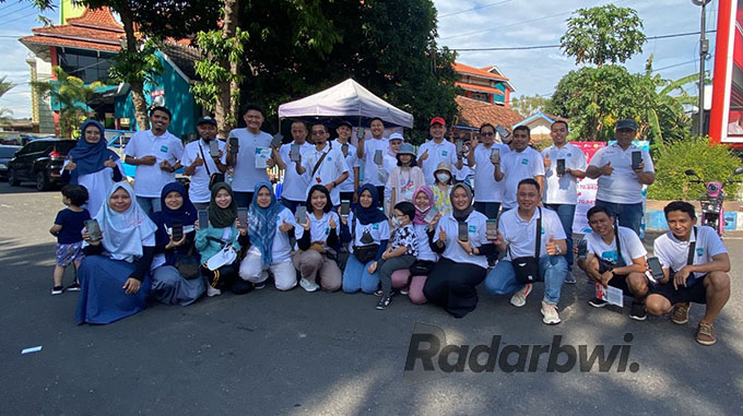 SAPA PELANGGAN: Manager PLN UP3 Situbondo, Suhandopo bersama jajaran manajemen dan staf berpose usai melakukan demo kompor induksi dan pengenalan kendaraan listrik di acara Car Free Day, Minggu (11/9). (Marjono/Radar Situbondo)