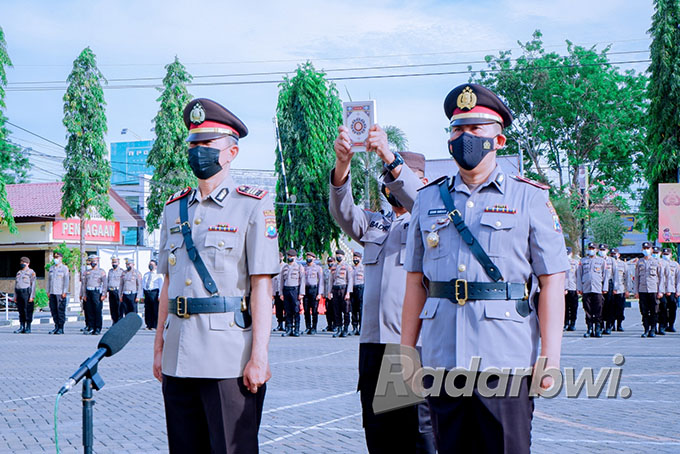 DISUMPAH: Kapolsek Panji AKP Nanang Priyambodo (kanan) dan Kapolsek Kapongan Iptu Teguh Santoso diambil sumpah dalam upacara sertijab di halaman Polres Situbondo, Rabu (21/9). (Bagus Rio/Radar Situbondo)