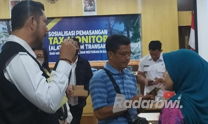 SOSIALISASI: Pemkab Situbondo akan segera memasangi alat pemantau pajak online (E-Tax) di sejumlah tempat usaha untuk memastikan besaran pajak yang harus disetor ke pemkab.  (Iwan Feriyanto/Radar Situbondo)