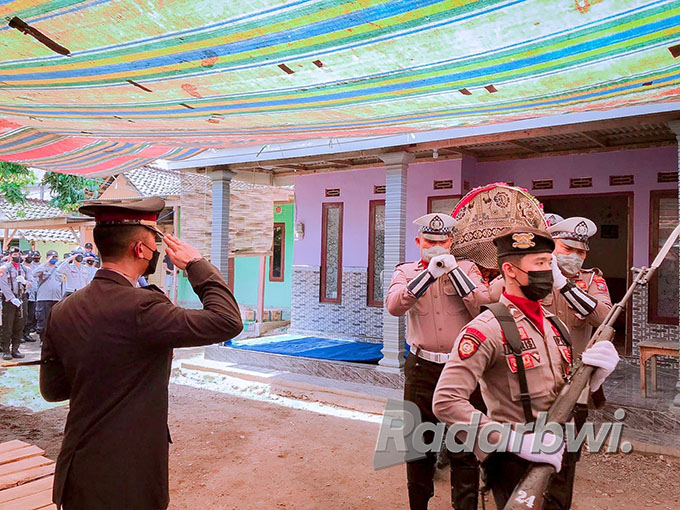 UPACARA: Kapolres Situbondo AKBP Andi Sinjaya (kiri) memimpin upacara pemakaman personel di Desa Kedungdowo, Kecamatan Situbondo, Senin (26/9). (Bagus Rio/Radar Situbondo)