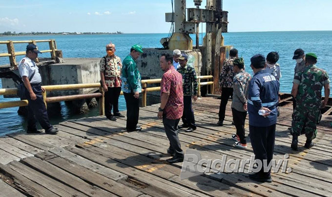 PANTAU LOKASI: Jajaran pejabat Pemkab Situbondo melakukan pengecekan Pelabuhan Jangkar yang akan dioperasikan pada bulan mendatang, Kamis (15/9). (Iwan Feriyanto/Radar Situbondo)