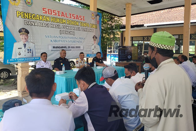 BERDIALOG: Jajaran Satpol PP Situbondo bersama Bea dan Cukai Jember melakukan sosialisasi gempur rokok ilegal, di Desa Semiring, Kecamatan Mangaran, beberapa waktu lalu.( Satpol-PP Situbondo for Radar Banyuwangi)