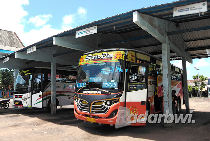 MENUNGGU PENUMPANG: Dua unit bus parkir di Terminal Brawijaya, Selasa (13/9). (Rizki Slamet/Radar Banyuwangi)