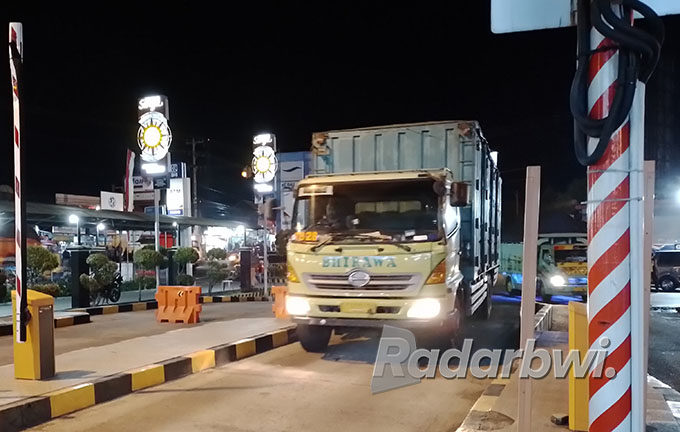 ANTRE: Salah satu truk menunggu giliran masuk loket di Pelabuhan ASDP Ketapang, Senin (19/9). (Abdul Adim/Radar Banyuwangi)