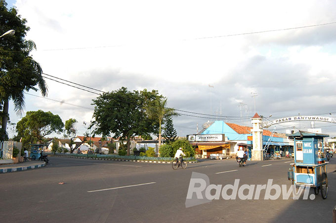 KENANGAN: Gedung Mapolres lama di Jalan Sritanjung Banyuwangi usai dirobohkan saat persiapan dibangun menjadi mal pada tahun 2003 silam. (Dok.Radar Banyuwangi)