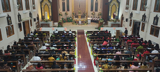 KHIDMAT : Suasana Misa perayaan HUT Paroki Ratu Damai Banyuwangi pada Sabtu (24/9). (GERDA/RadarBanyuwangi.id)