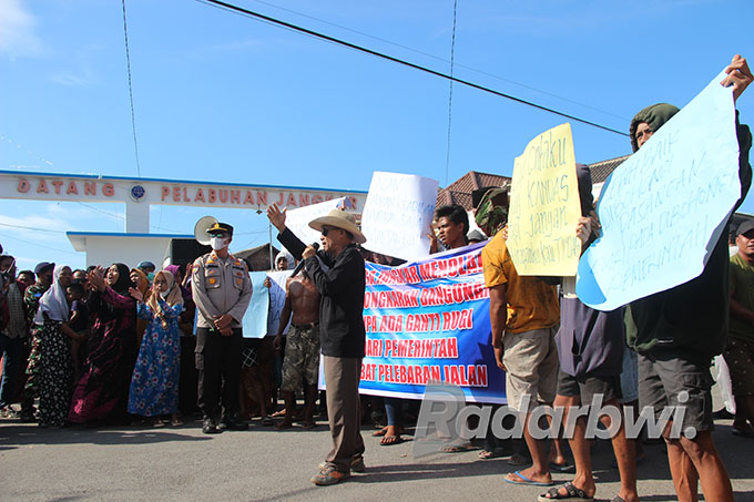 SAMPAIKAN TUNTUTAN: Ratusan warga Desa/Kecamatan Jangkar menggelar aksi demo di depan Pelabuhan Jangkar, Rabu (14/9). (Bagus Rio/Radar Situbondo)