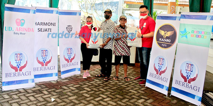 SIMBOLIS: Manager KDS Supermarket Mamik Dewi (kiri) dan perwakian Owner KDS Genteng Edward Leong (kanan) menyerahkan paket sembako secara simbolis kepada warga kurang mampu di Kantor Camat Genteng pada Senin (12/9)