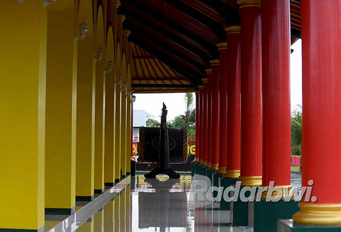 MENONJOL: Kolom pilar bangunan berwarna merah dan kuning di Masjid Muhammad Cheng Hoo Banyuwangi. (Ramada Kusuma/Radar Banyuwangi)