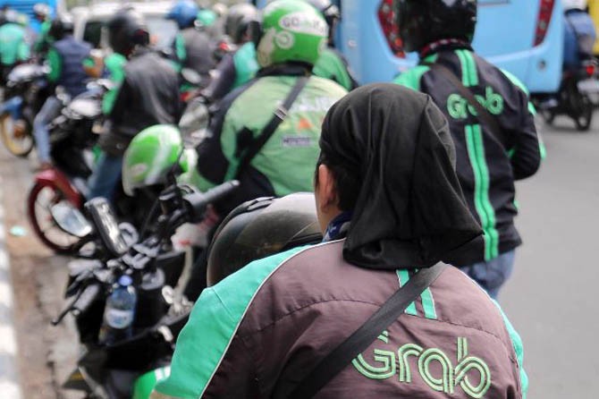 Ilustrasi driver Ojek Online tengah menunggu penumpang (Dok.Fredrik Tarigan/Jawa Pos)