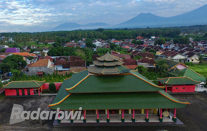 TETENGER BARU: Masjid Muhammad Cheng Hoo dipotret dari udara dengan latar belakang Gunung Ijen, Gunung Ranti, dan Gunung Raung. (Ramada Kusuma/Radar Banyuwangi)