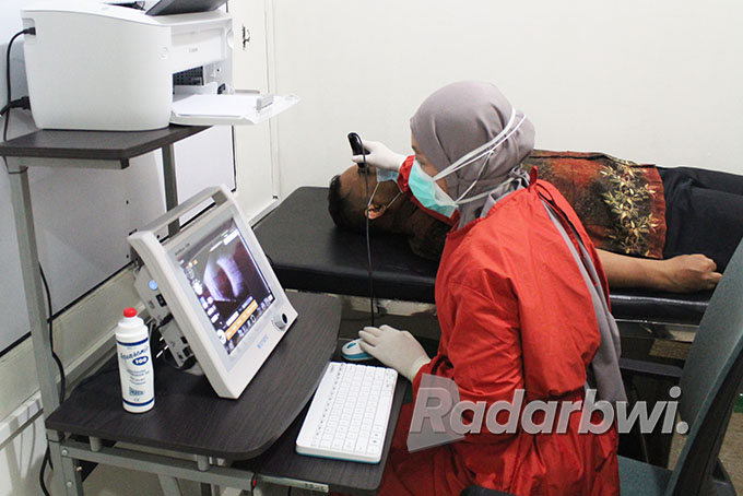 PRESISI: dr Dina Wahyu SpM melakukan pemeriksaan USG mata pasien. (RSI Fatimah for Radar Banyuwangi)