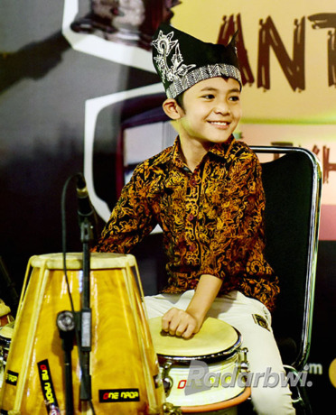 PEMAIN KENDANG CILIK: Alvaro Achmad Higuain. (Wandra for Radar Banyuwangi)