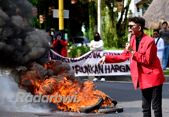 MEMBARA: Aksi unjuk rasa menolak kenaikan harga BBM, Selasa (6/9) diwarnai dengan pembakaran ban bekas di simpang tiga kantor DPRD Banyuwangi. (Ramada Kusuma/Radar Banyuwangi)