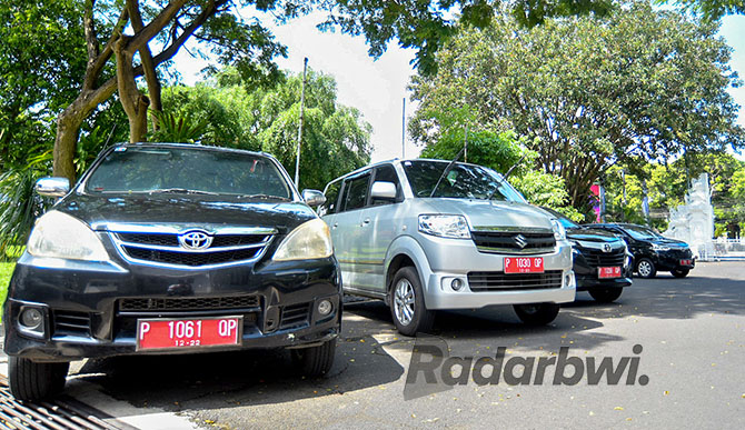 SIAP-SIAP DIGANTI: Kendaraan dinas milik Pemkab Banyuwangi ini nantinya akan diganti dengan mobil listrik. Penggantian mengacu Inpres nomor 7 Tahun 2022 tentang penggunaan kendaraan bermotor listrik berbasis baterai. (Ramada Kusuma/Radar Banyuwangi)