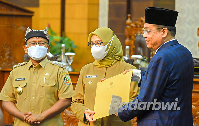 Bupati Ipuk (tengah), Wabup Sugirah (kiri) bersama wakil ketua DPRD Banyuwangi Michael Edy Hariyanto (kanan) usai menyampaikan Nota Keuangan Perubahan APBD 2022. (Ramada Kusuma/Radar Banyuwangi)