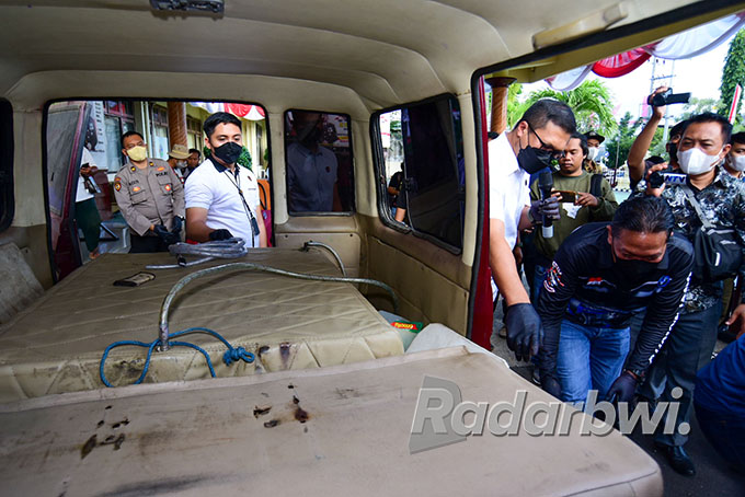 TERENDUS POLISI: Tangki mobil yang ditutup springbed ini digunakan untuk menimbun BBM. Dua pelaku diamankan polisi setelah kedapatan menimbun 500 liter BBM jenis pertalite dan solar. (Ramada Kusuma/Radar Banyuwangi)