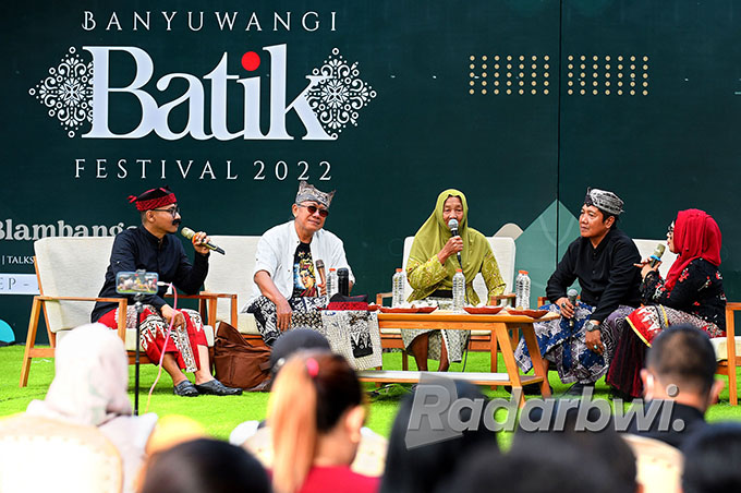 Mbah Sum (tengah), pembatik kuno yang masih eksis menjadi narasumber talkshow bersama Aikanu dan Firman Syauqi di Taman Blambangan, Kamis (29/9). (Ramada Kusuma/Radar Banyuwangi)
