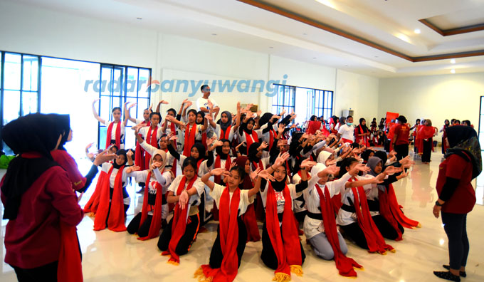 penari Gandrung diberikan beberapa gerakan tarian  di gedung Wanita. Workshop tersebut di gunakan bekal tampil yang rencananya tampil di acara gndrung sewu.