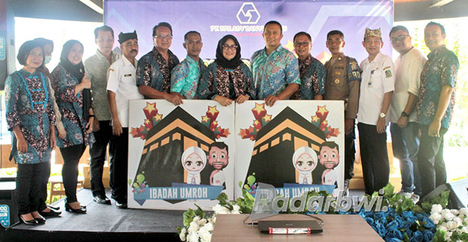 HADIAH UTAMA: Jajaran komisaris, direktur utama, dan pimpinan cabang PT BPR ADY Banyuwangi bersama dinas sosial, notaris, dan kepolisian saat penyerahan hadiah umrah secara simbolis dalam Gebyar Undian TADYRA BPR ADY Banyuwangi 2022 di Havana Waterpark De