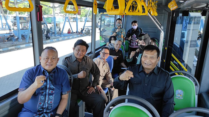 Anggota Fraksi Partai Demokrat dr Agung Mulyono bersama anggota Komisi D DPRD Jatim Mohammad Ashari, Satib, Guntur Wahono, Nur Azis, Gus Mamak dan Hidayat melakukan sidak bus Trans Jatim di Terminal Porong. (Istimewa)